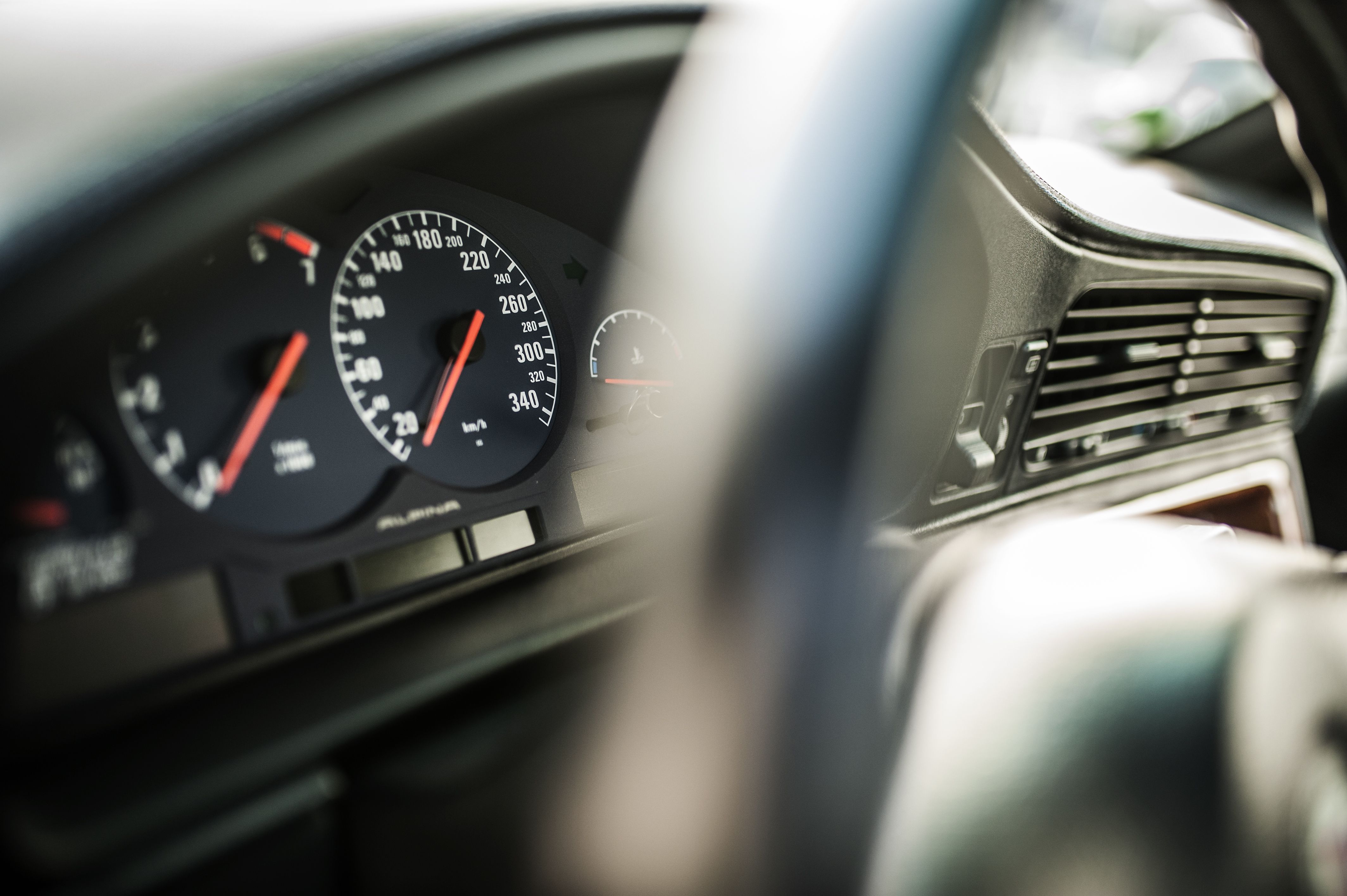 ALPINA B12 Coupé 5.7 (E31)